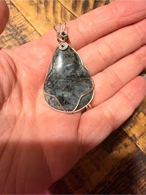 Silver-Wire Labradorite Teardrop Pendant in Gray-Black